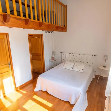Les Oiseaux_a Avec Piscine Chauffee Holiday home *